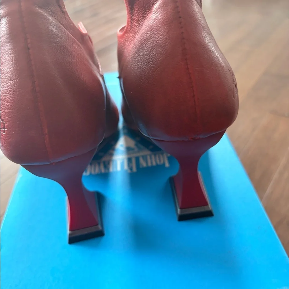 NWT John Fluevog Fantine  Pointed Mary Jane Heels with Decorative Skull Buckle - Picture 4 of 10